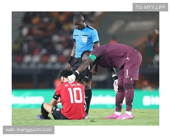 官方：利物浦中场核心萨拉赫训练中腿筋受伤，预计缺席数周