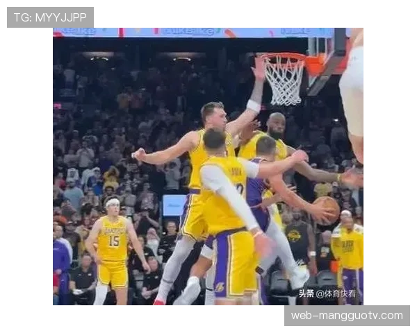 即时战术板：湖人突然采用2-3联防，打乱太阳进攻节奏